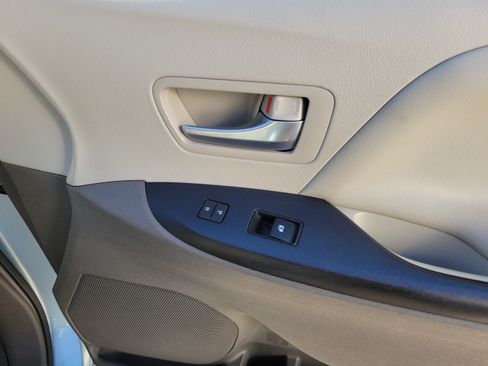 Used 2017 Toyota Sienna LE FWD image 22