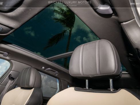 Used 2021 Bentley Bentayga Plug-In Hybrid AWD/4WD image 31