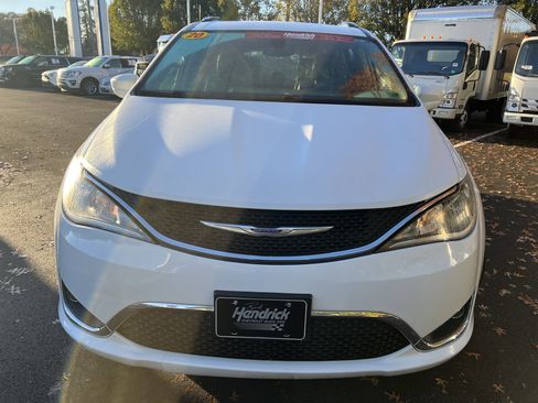 Used 2020 Chrysler Pacifica Touring-L Plus image 3