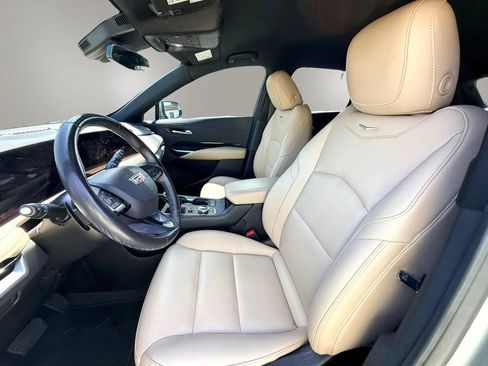 Used 2024 Cadillac XT4 Luxury w/ Cold Weather Package FWD image 9
