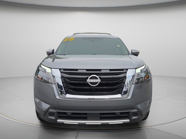 Used 2025 Nissan Pathfinder SL w/ SL Premium Package FWD image 4
