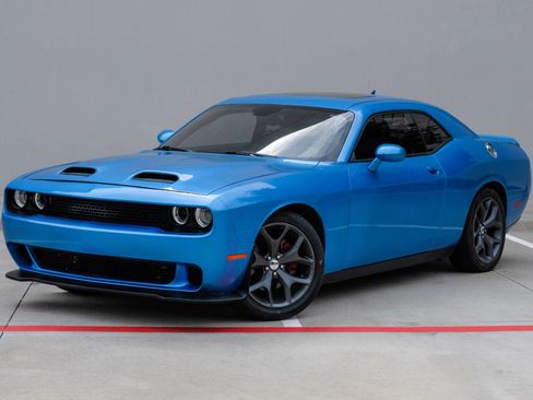 Used 2015 Dodge Challenger SXT Plus RWD image 6