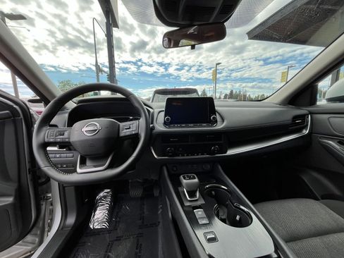 Used 2025 Nissan Rogue SV FWD image 35