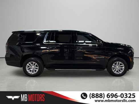 Used 2025 Chevrolet Suburban LT w/ Comfort Package AWD/4WD image 5