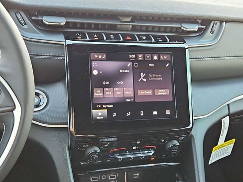 New 2025 Jeep Grand Cherokee Altitude image 27