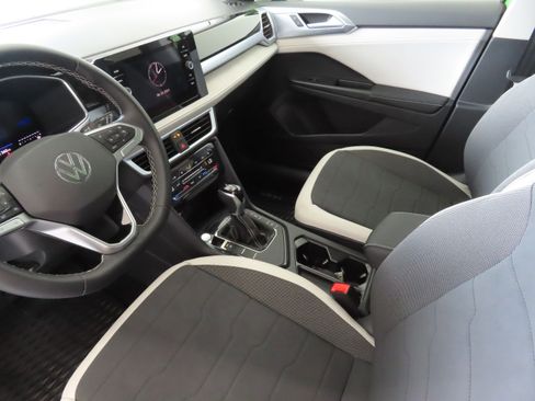 New 2025 Volkswagen Taos SE image 22