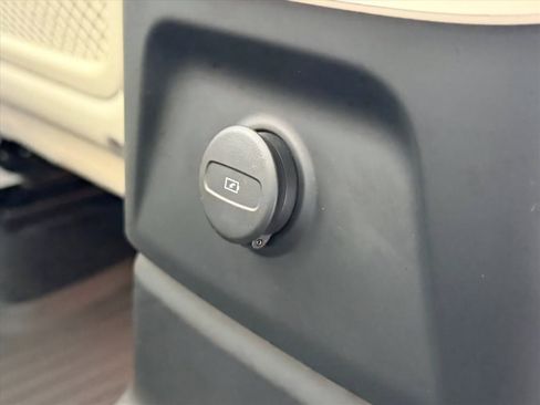 Used 2023 Volvo XC60 T8 Ultimate w/ Climate Package image 15