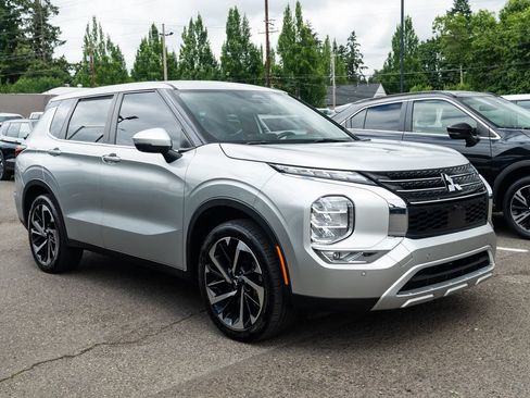 Used 2022 Mitsubishi Outlander SE FWD image 1