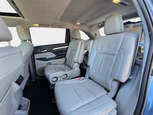 Used 2019 Toyota Highlander XLE AWD/4WD image 17