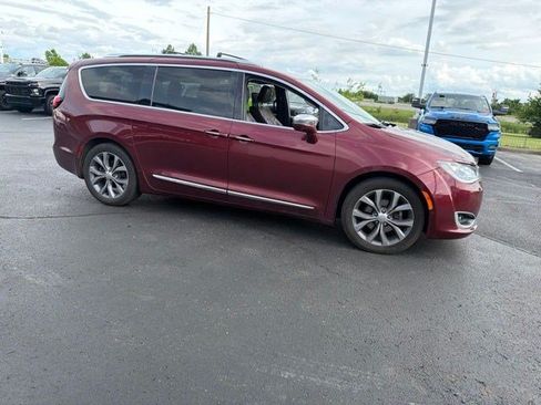 Used 2019 Chrysler Pacifica Limited w/ Tire & Wheel Group FWD image 10