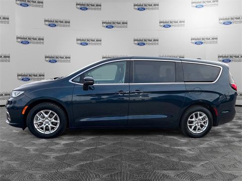 Used 2023 Chrysler Pacifica Touring-L image 2