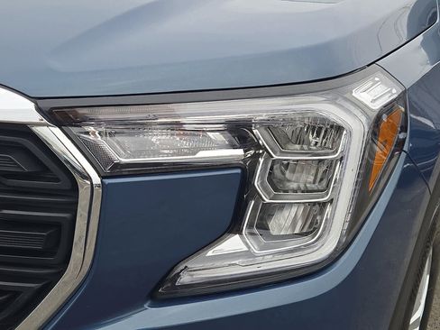 Used 2024 GMC Terrain SLE w/ Driver Convenience Package image 10