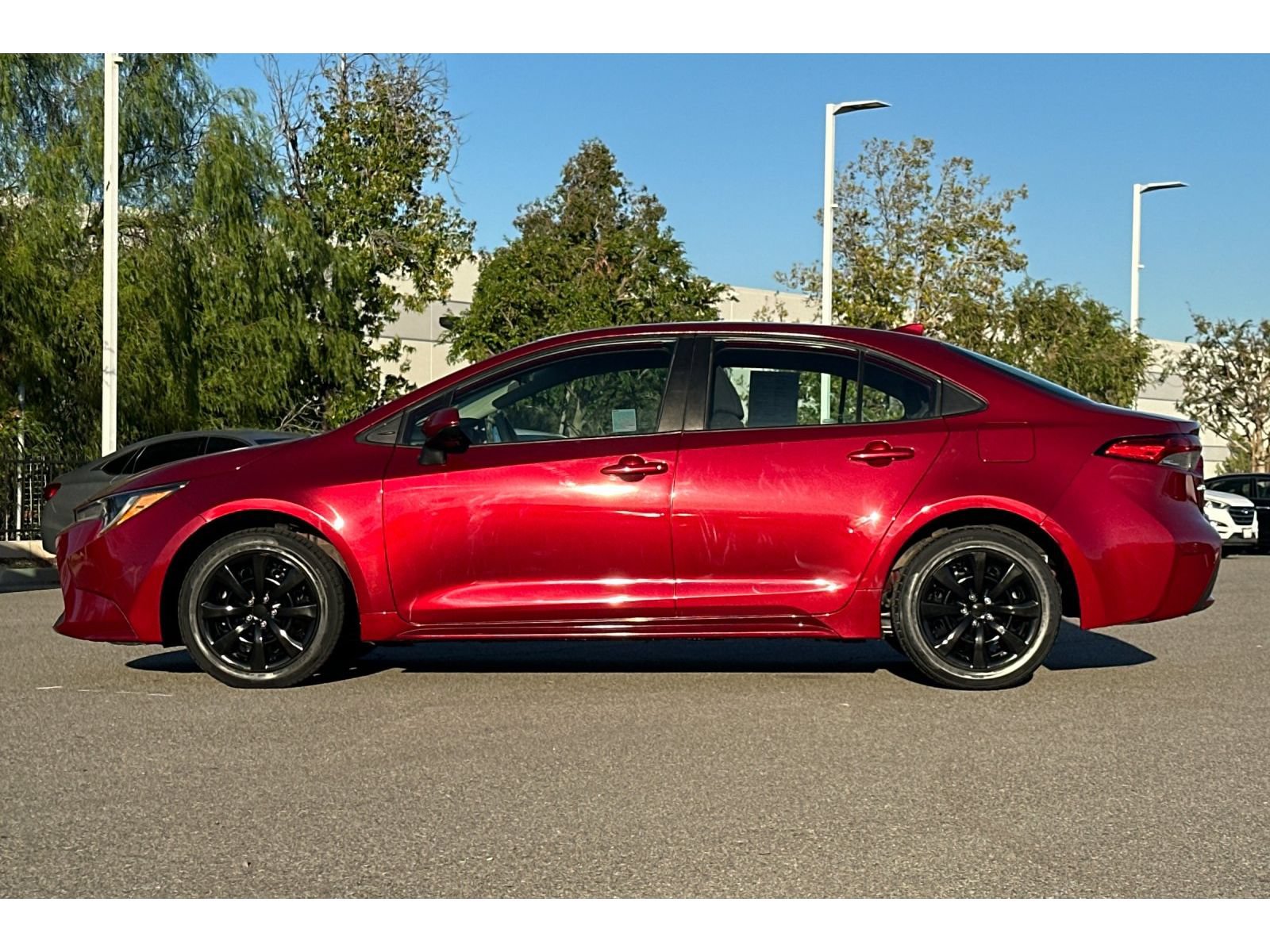 Used 2022 Toyota Corolla LE FWD image 2