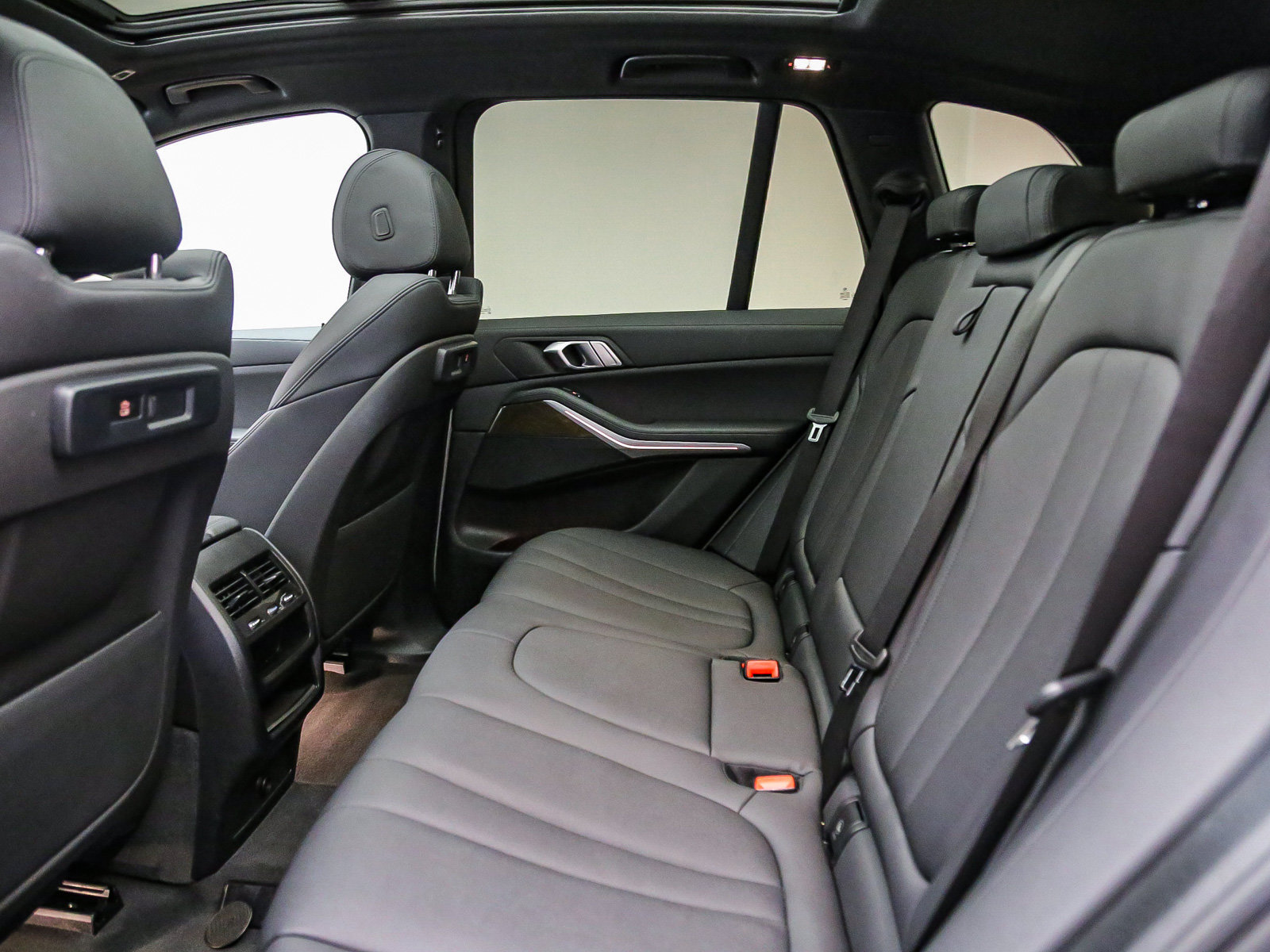 Used 2022 BMW X5 xDrive40i w/ Parking Assistance Package AWD/4WD image 21