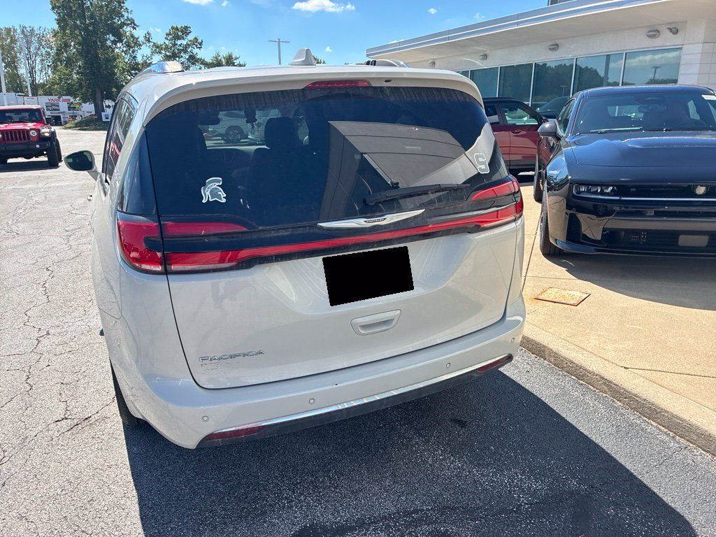 Used 2021 Chrysler Pacifica Touring-L w/ Uconnect Theater Family Group FWD image 4