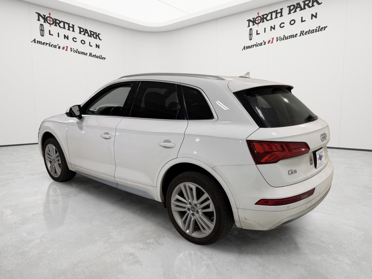 Used 2018 Audi Q5 2.0T Premium Plus w/ Premium Plus Package AWD/4WD image 3