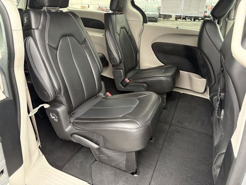 Used 2024 Chrysler Pacifica Touring-L image 12