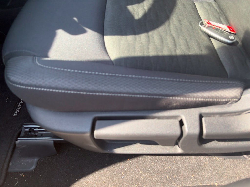 Used 2025 Nissan Pathfinder S AWD/4WD image 18