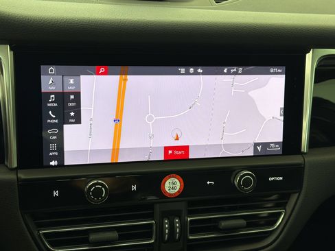 Certified 2024 Porsche Macan AWD/4WD image 20
