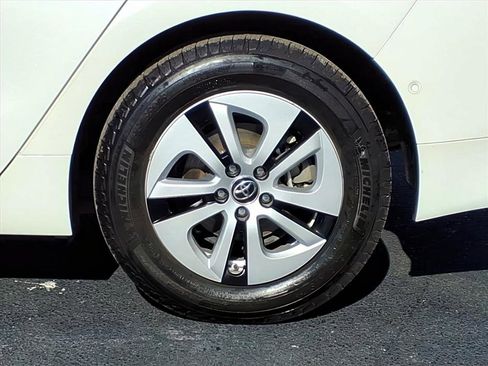 Used 2018 Toyota Prius Four image 9