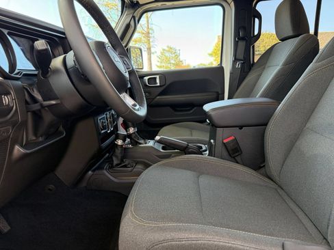 Used 2025 Jeep Wrangler Unlimited Sahara AWD/4WD image 27