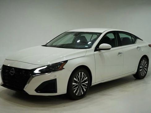 Used 2023 Nissan Altima 2.5 SV image 3