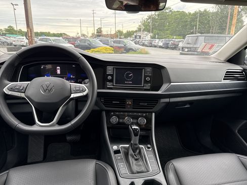 Used 2024 Volkswagen Jetta SE FWD image 13