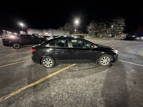 Used 2020 Toyota Corolla LE image 2