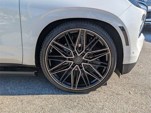 Used 2025 Chevrolet Suburban High Country image 15