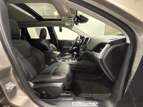 Used 2017 Jeep Cherokee Overland w/ Technology Group AWD/4WD image 19
