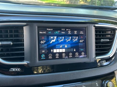 Certified 2020 Chrysler Pacifica Touring-L image 20