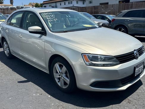 Used 2012 Volkswagen Jetta TDI FWD image 2