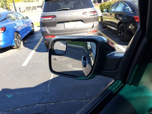 Used 2016 Ford Explorer XLT w/ Equipment Group 202A image 10