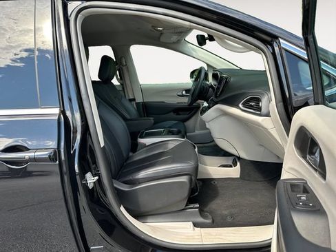 Used 2024 Chrysler Pacifica Limited FWD image 15
