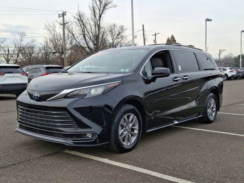 Certified 2025 Toyota Sienna XLE image 3