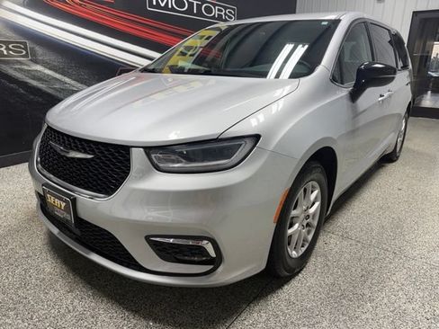 Used 2024 Chrysler Pacifica Touring-L FWD image 2