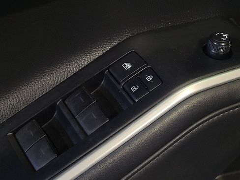 Used 2020 Toyota Highlander LE FWD image 27