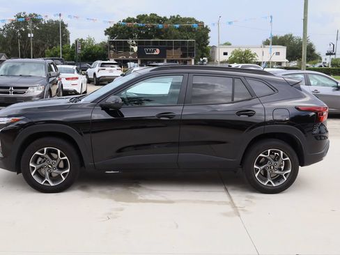Used 2025 Chevrolet Trax LT FWD image 6