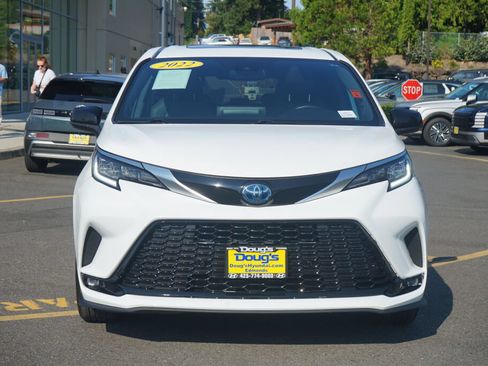 Used 2022 Toyota Sienna XSE w/ XSE Plus Package AWD/4WD image 2