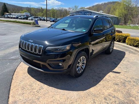Used 2019 Jeep Cherokee Latitude Plus w/ Cold Weather Group AWD/4WD image 3
