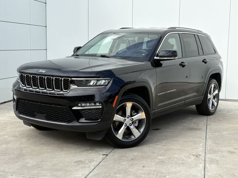 Used 2022 Jeep Grand Cherokee Limited AWD/4WD image 2