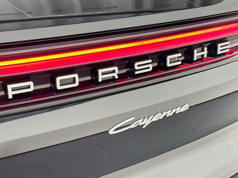 Used 2025 Porsche Cayenne image 25