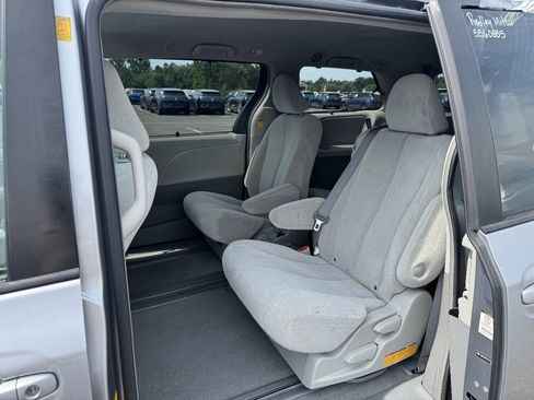 Used 2011 Toyota Sienna LE w/ Towing Pkg FWD image 12