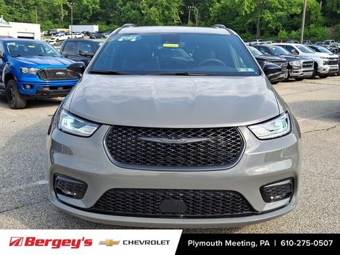 Used 2025 Chrysler Pacifica Limited FWD image 3