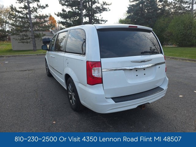 Used 2016 Chrysler Town & Country S w/ Driver Convenience Group FWD image 6