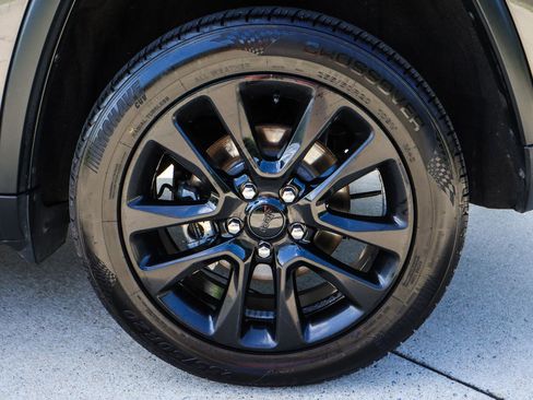 Used 2019 Jeep Grand Cherokee Laredo w/ Security & Convenience Group RWD image 20