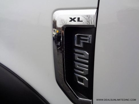 Used 2017 Ford F250 XL w/ Power Equipment Group image 5