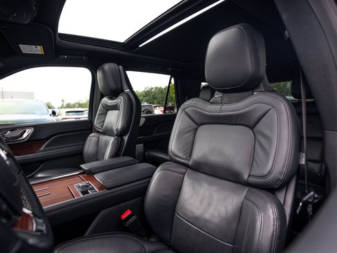 Used 2023 Lincoln Navigator Reserve AWD/4WD image 17