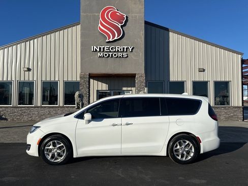 Used 2019 Chrysler Pacifica Touring Plus w/ Tire & Wheel Group image 1