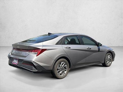 Used 2025 Hyundai Elantra Hybrid FWD image 6